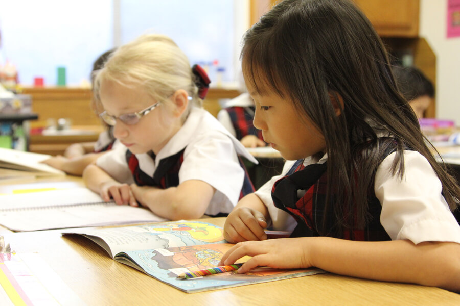 banff-houston-private-elementary-school-students-reading